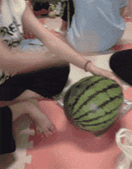 吃瓜动图女生,动图中的青春活力女生