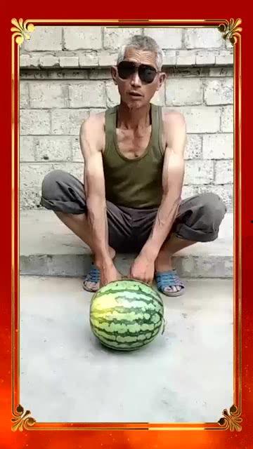 杭州吃瓜大爷,街头文化新风尚